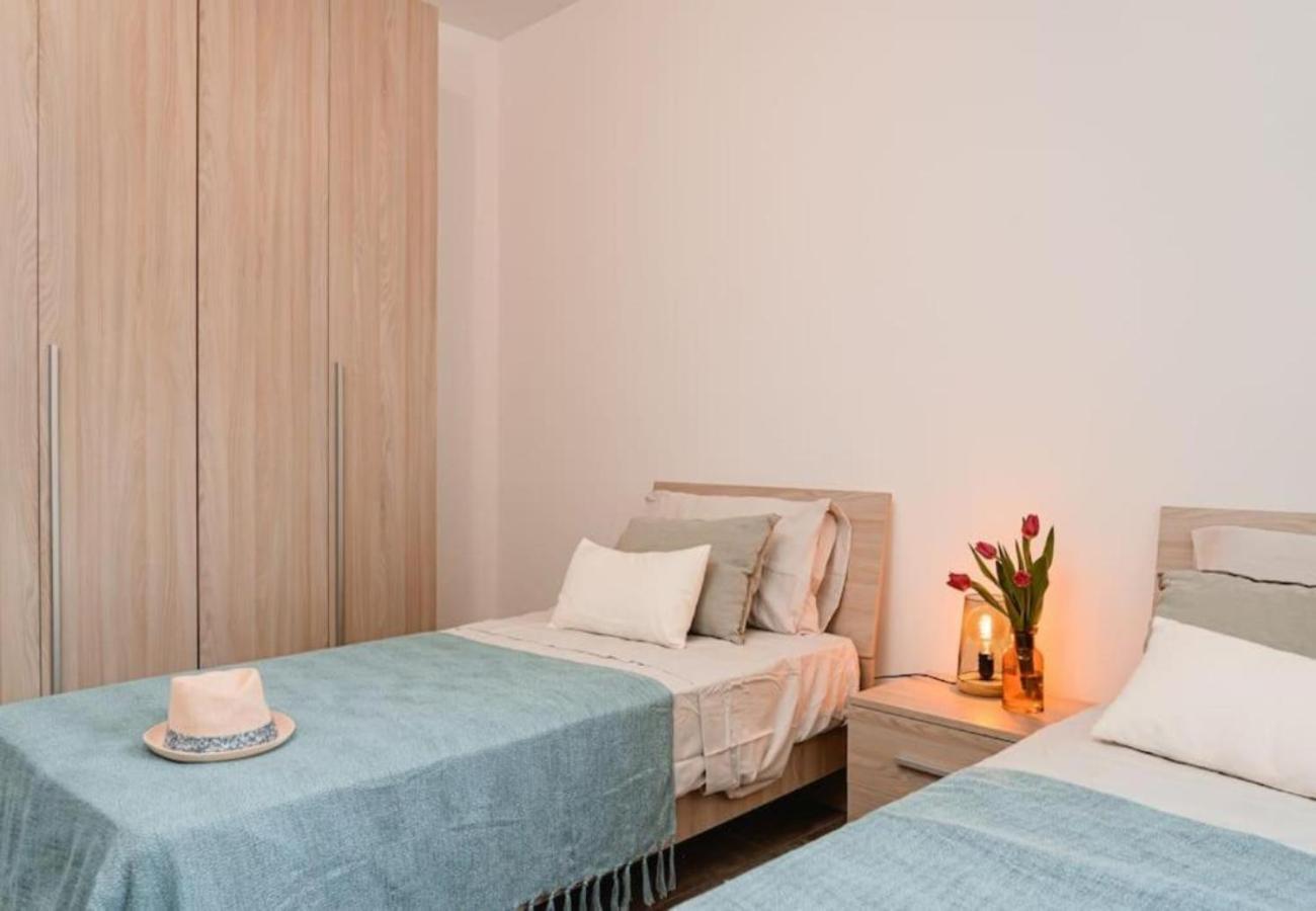 Amazing 2 Bed In Centre - Designer Finish Apartment *