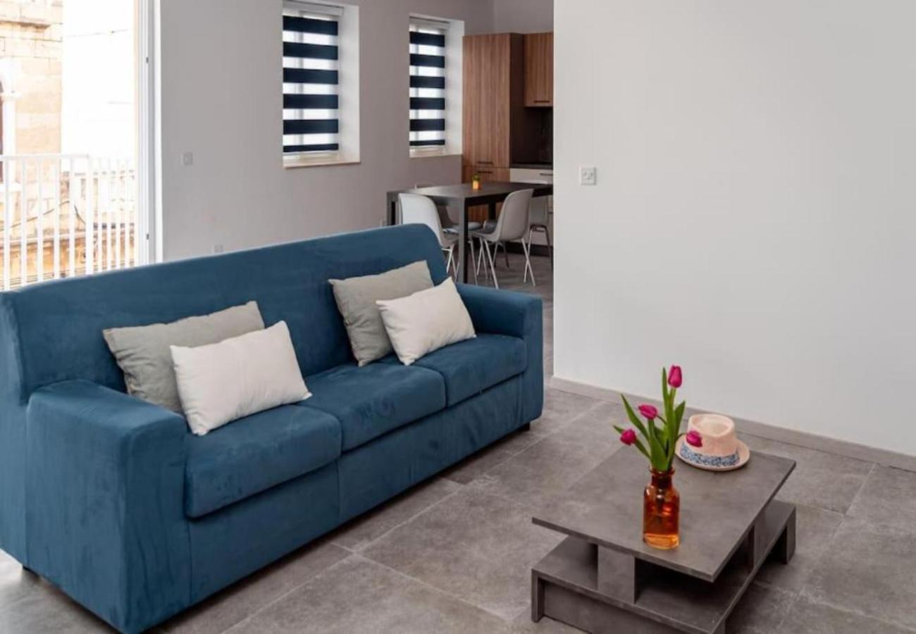 Amazing 2 Bed In Centre - Designer Finish Apartman